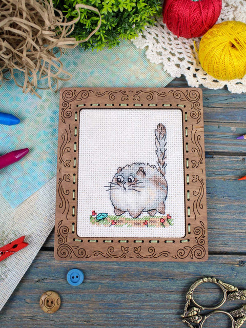 Mini kryželių siuvinėjimo rinkinys „Atsargiai, katė!“ su gyvūnų motyvais, 9×7 cm