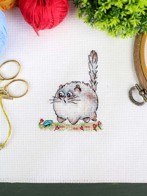 Mini kryželių siuvinėjimo rinkinys „Atsargiai, katė!“ su gyvūnų motyvais, 9×7 cm