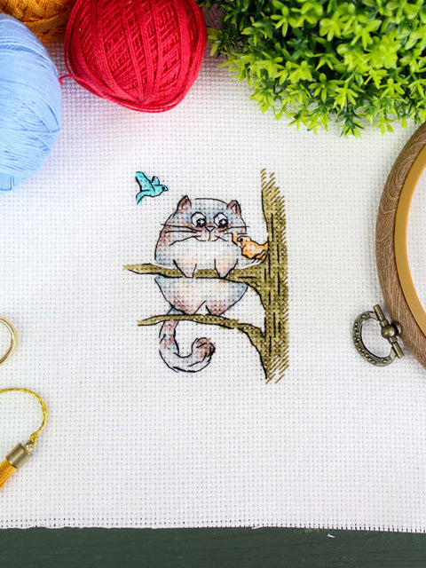 Mini kryželių siuvinėjimo rinkinys „Pūkuotas katinas“ – 9×7 cm katės paveikslėlis