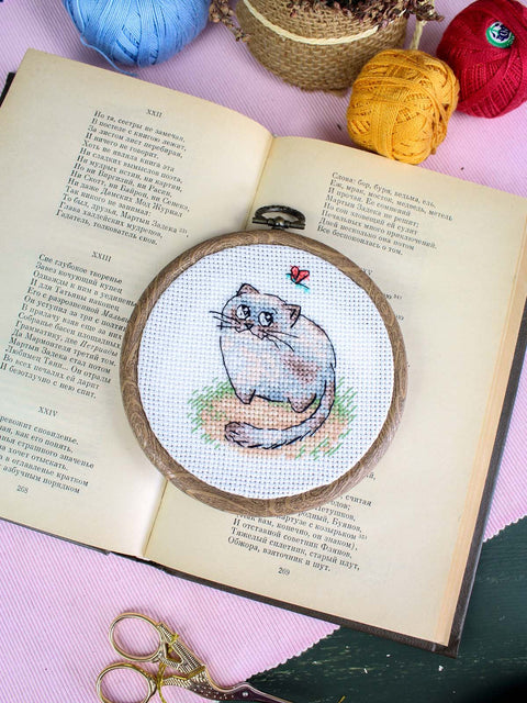 Siuvinėjimo kryželiu rinkinys „Gudrus katinas“ 8×7 cm – miniatiūrinis katės paveikslėlis pradedantiesiems ir pažengusiems