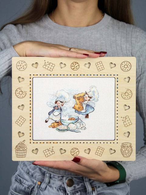 Siuvinėjimo kryželiu rinkinys „Slaptas receptas“ – 10x12 cm pasakiškas virtuvės ir vaikų kambario dekoras