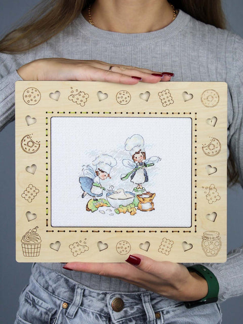 Siuvinėjimo kryželiu rinkinys „Virtuvės magija“ su fėjomis, 10×11 cm virtuvės dekorui