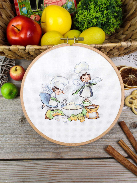 Siuvinėjimo kryželiu rinkinys „Virtuvės magija“ su fėjomis, 10×11 cm virtuvės dekorui
