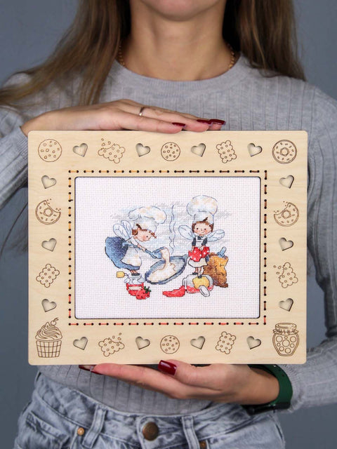 Siuvinėjimo rinkinys kryželiu „Pirmas blynas“ – virtuvės fėjų motyvas, 10x12 cm, balta 14 ct drobė