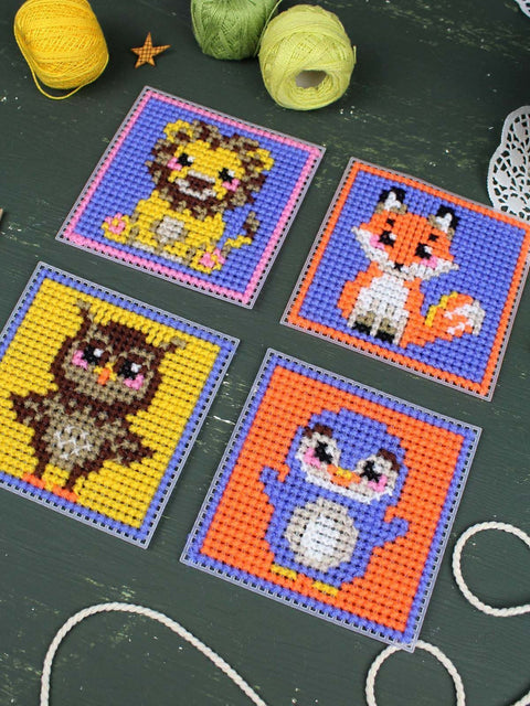 Vaikiškas kryželių siuvinėjimo rinkinys „Mieli gyvūnai“, 4 paveikslėliai, 10,6 x 10,6 cm plastikinė kanva