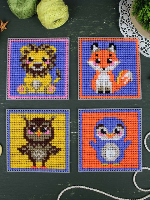 Vaikiškas kryželių siuvinėjimo rinkinys „Mieli gyvūnai“, 4 paveikslėliai, 10,6 x 10,6 cm plastikinė kanva