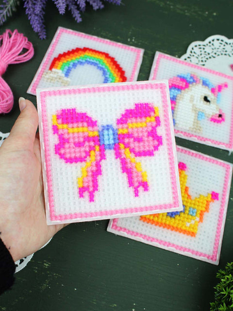 Siuvinėjimo kryželiu rinkinys „Princesės“ vaikams, 4 mini paveikslėliai 10,6×10,6 cm