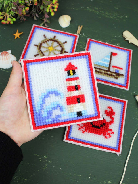 Kūrybinis siuvinėjimo kryželiu rinkinys „Jūros šauksmas“ – 4 jūriniai paveikslėliai vaikų kambario dekorui, 10,6 x 10,6 cm