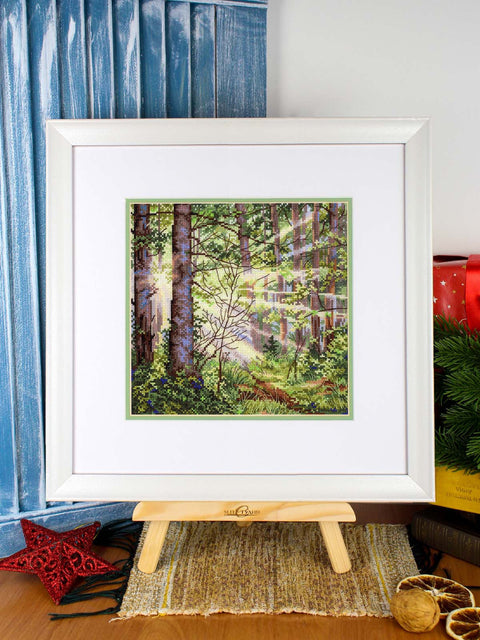 Kryželiu siuvinėjimo rinkinys „Saulėtas miškas“ – 20×20 cm saulėto miško peizažas interjerui