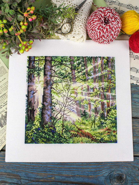 Kryželiu siuvinėjimo rinkinys „Saulėtas miškas“ – 20×20 cm saulėto miško peizažas interjerui