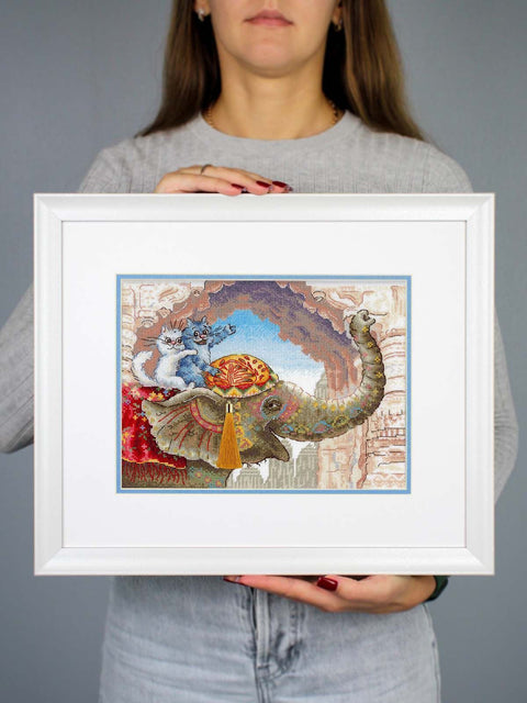 Kryželiu siuvinėjimo rinkinys „Katė ant dramblio“ su gyvūnų motyvu, 25×20 cm