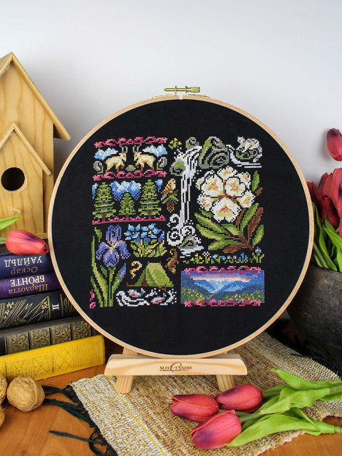 Siuvinėjimo kryželiu rinkinys „Prieblanda kalnuose“ ant juodos drobės 19 x 19 cm