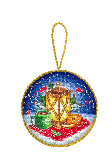 Kryželiu siuvinėjimo rinkinys „Žibintas“ – dekoratyvinė pinkeep adatinė, 9×9 cm