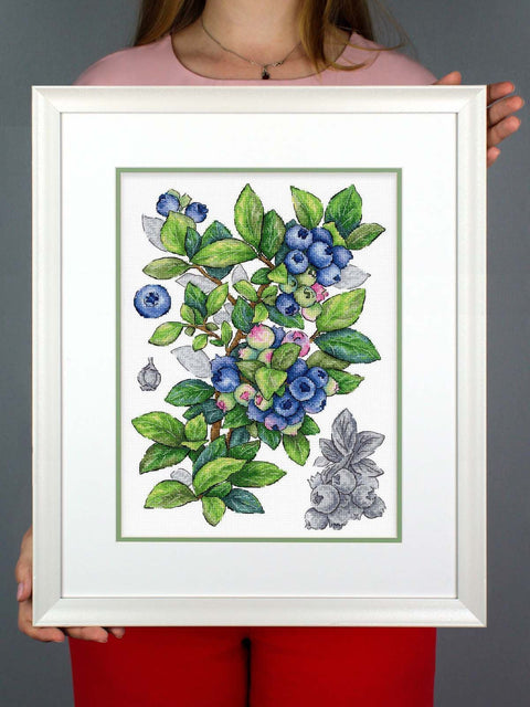 Mėlynių motyvų kryželių siuvinėjimo rinkinys, 28x20 cm, 31 Gamma spalva