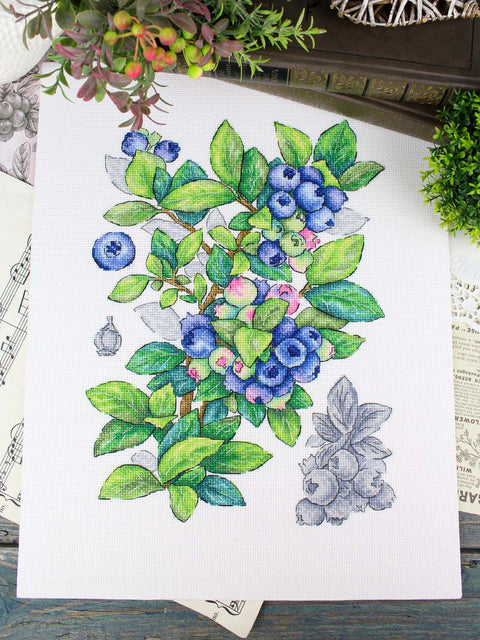 Mėlynių motyvų kryželių siuvinėjimo rinkinys, 28x20 cm, 31 Gamma spalva