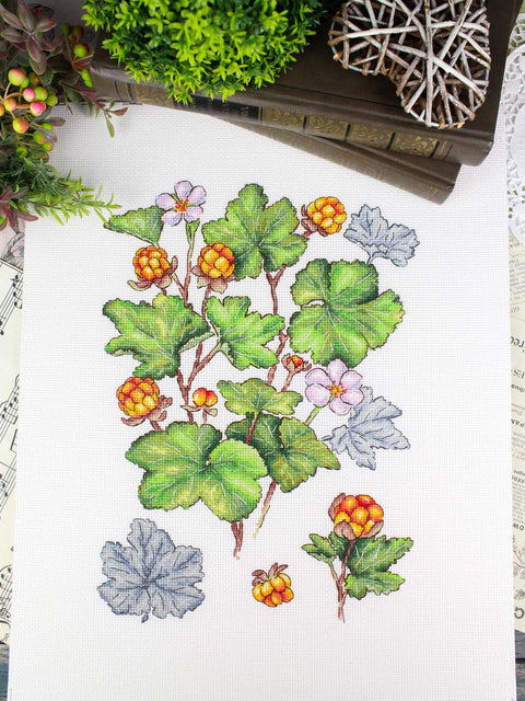 Kryželiu siuvinėjimo rinkinys „Šiaurinė uoga“ su uogų motyvu, 28 x 19 cm, 16 ct balta drobelė