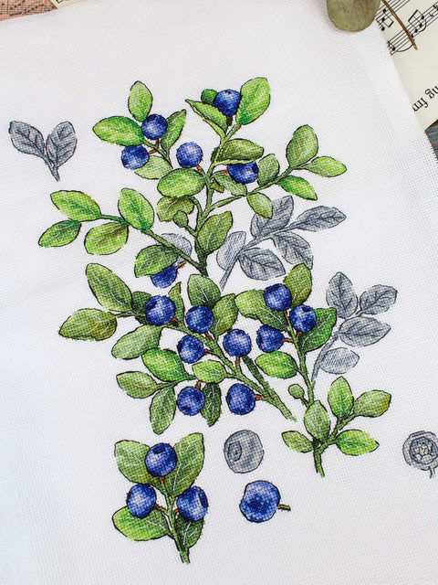 Siuvinėjimo kryželiu rinkinys „Mėlynių šakelė“ 28×20 cm, balta 16 ct kanva