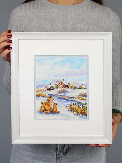 Siuvinėjimo kryželiu rinkinys „Raudonoji šeima“ su žiemos peizažu ir gyvūnais, 20x16 cm
