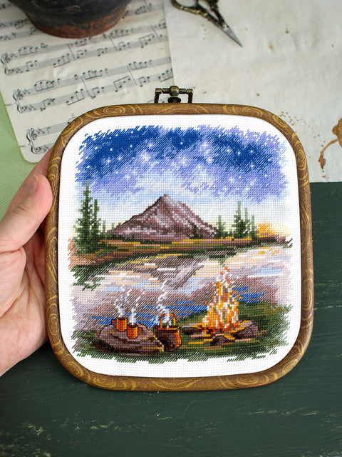 Siuvinėjimo kryželiu rinkinys „Po žvaigždėtu dangumi“ 16 x 16 cm