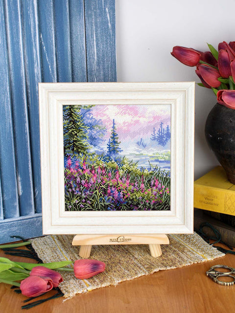 Siuvinėjimo kryželiu rinkinys „Rūkuotas rytas“ – peizažo paveikslas 16×16 cm