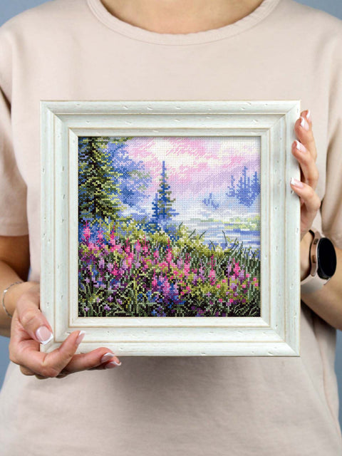 Siuvinėjimo kryželiu rinkinys „Rūkuotas rytas“ – peizažo paveikslas 16×16 cm