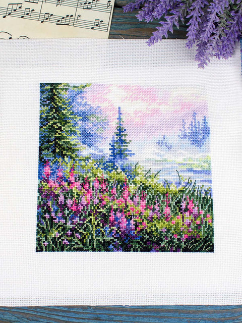 Siuvinėjimo kryželiu rinkinys „Rūkuotas rytas“ – peizažo paveikslas 16×16 cm