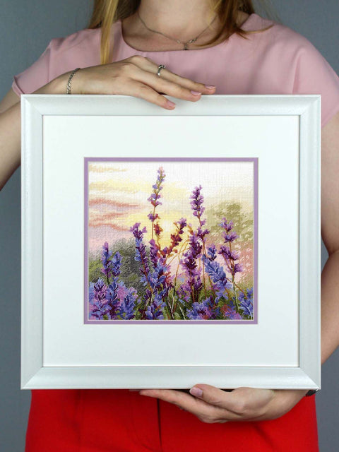 Kryželiu siuvinėjimo rinkinys „Žydinčios levandos“ 20x20 cm – subtilus levandų peizažas pradedantiesiems ir pažengusiems
