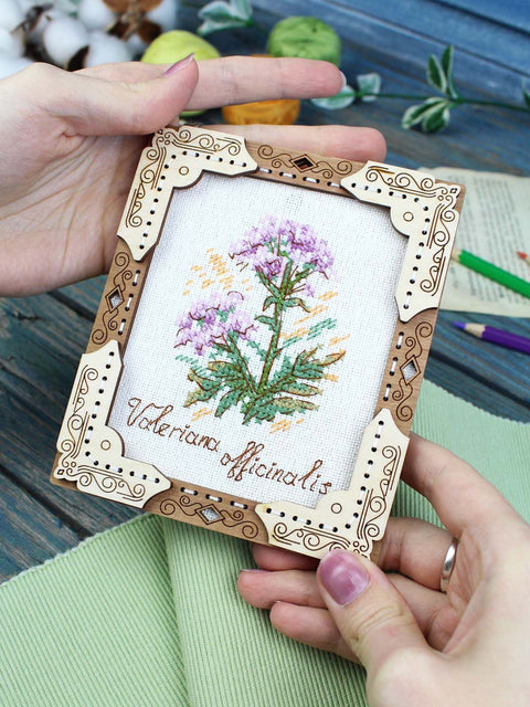 Medinis kryželiu siuvinėtas paveikslas „Valerijonas“, 13×11 cm dekoracija