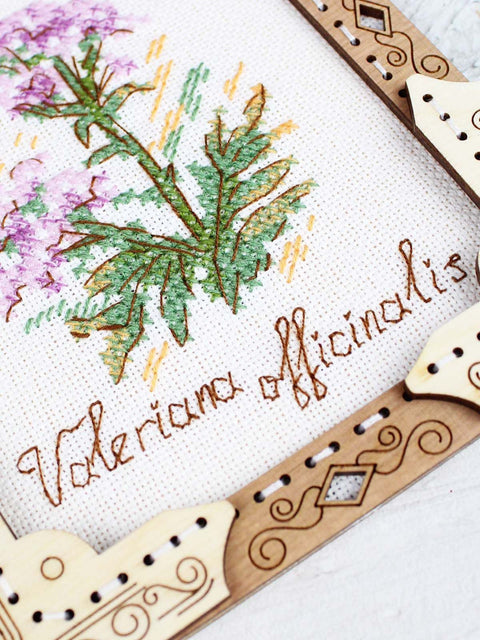 Medinis kryželiu siuvinėtas paveikslas „Valerijonas“, 13×11 cm dekoracija