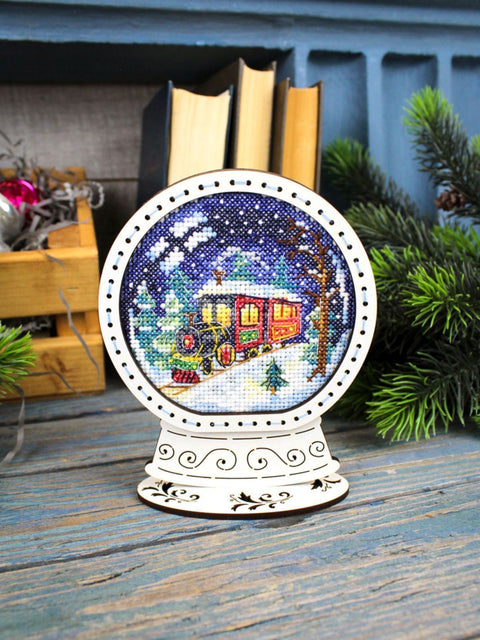 Siuvinėjimo kryželiu rinkinys „Sniego gaublys. Žiemos traukinys“ 14 x 11 cm