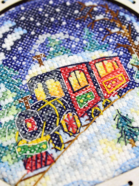 Siuvinėjimo kryželiu rinkinys „Sniego gaublys. Žiemos traukinys“ 14 x 11 cm