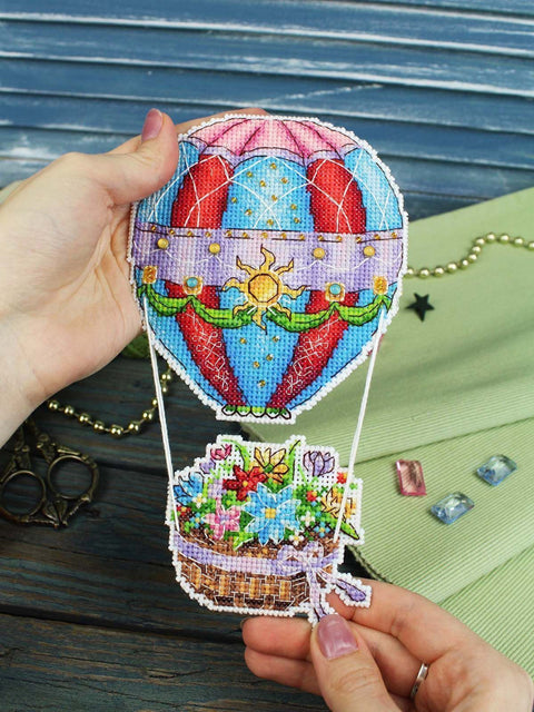 Kryželių siuvinėjimo rinkinys „Dangiška puokštė“ su plastikinės drobės pagrindu, sagomis ir karoliukais 20x11 cm
