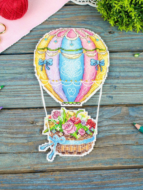 Kryželių siuvinėjimo rinkinys „Dangiška puokštė“ su plastikinės drobės pagrindu, sagomis ir karoliukais 20x11 cm