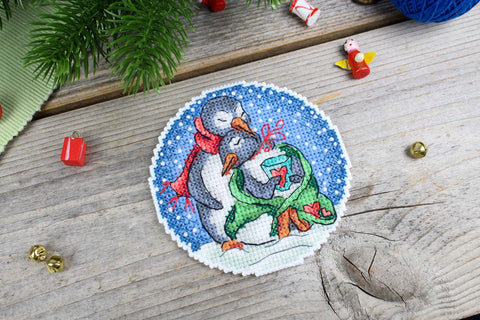 Kryželiu siuvinėjimo rinkinys „Romantiški pingvinai“ – 9×9 cm, mini dekoras ir dovana