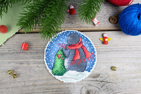Kryželiu siuvinėjimo rinkinys „Romantiški pingvinai“ – 9×9 cm, mini dekoras ir dovana
