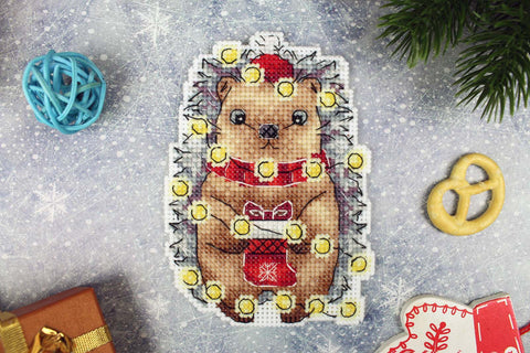 Šventinis kryželiu siuvinėjimo rinkinys „Naujųjų metų ežiukas“ 12×8 cm
