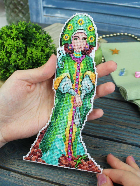 Kryželiu siuvinėjimo rinkinys „Varinės kalvos valdovė“, 20×11 cm, plastikinė kanva, PNK Kirov siūlai