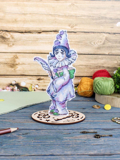 „Pierrot“ kryželių siuvinėjimo rinkinys 17×8 cm – žavingas mini vertikalus motyvas