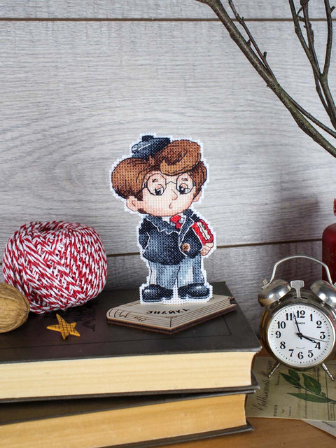 Vaikiškas kryželiu siuvinėjimo rinkinys „Mokslininkas“ su stovu, 12×7 cm