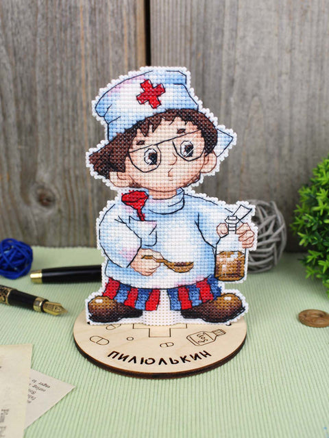 Vaikiškas siuvinėjimo kryželiu rinkinys „Gydytojas“ 13x9 cm su plastikine kanva SR-1196