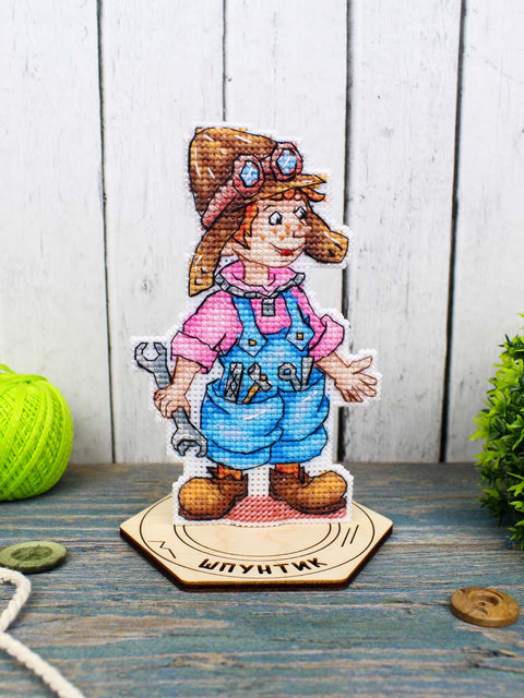 Siuvinėjimo kryželiu rinkinys „Mechanikas 2“ vaikų kambariui, plastikinė drobelė 14 ct, 13 × 8 cm
