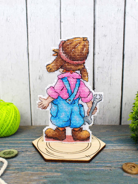 Siuvinėjimo kryželiu rinkinys „Mechanikas 2“ vaikų kambariui, plastikinė drobelė 14 ct, 13 × 8 cm