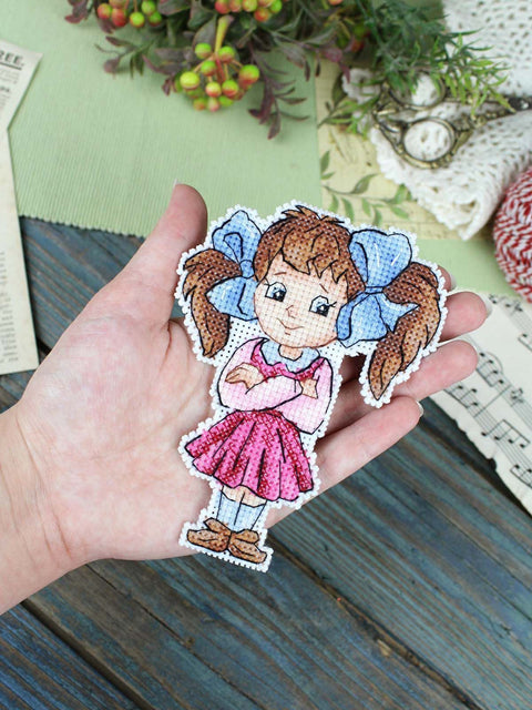 Kryželiu siuvinėjimo rinkinys „Miela mergaitė“ su plastikine drobe, 12x9 cm, SR-1307
