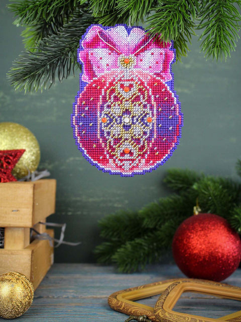 Kryželių siuvinėjimo rinkinys „Širdies magija“ – kalėdinis burbulas eglutei, 12×9 cm