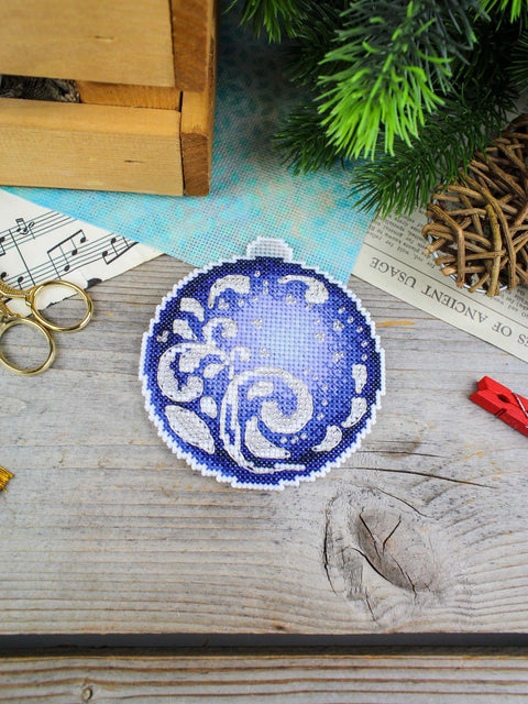 Siuvinėjimo kryželiu rinkinys žaisliukui „Safyro spindesys“ 10 x 9 cm