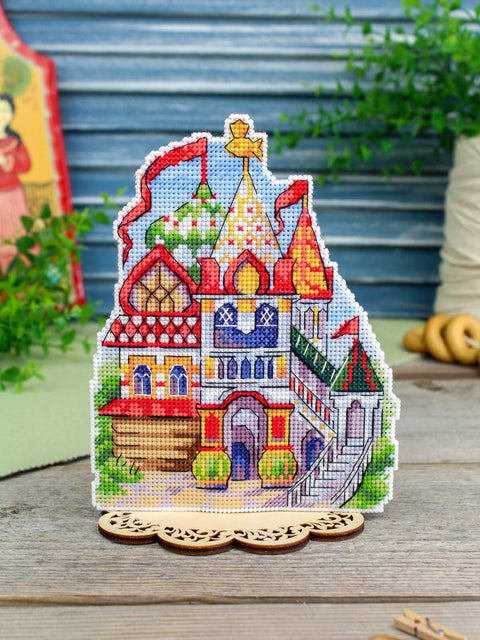 Kryželiu siuvinėjimo rinkinys „Pasakų namelys“ ant plastikinės kanvos, 16×13 cm, 25 Kirov siūlų spalvos