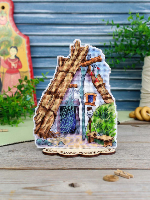 Kryželiu siuvinėjimo rinkinys „Pasakų namelys“ ant plastikinės kanvos, 16×13 cm, 25 Kirov siūlų spalvos