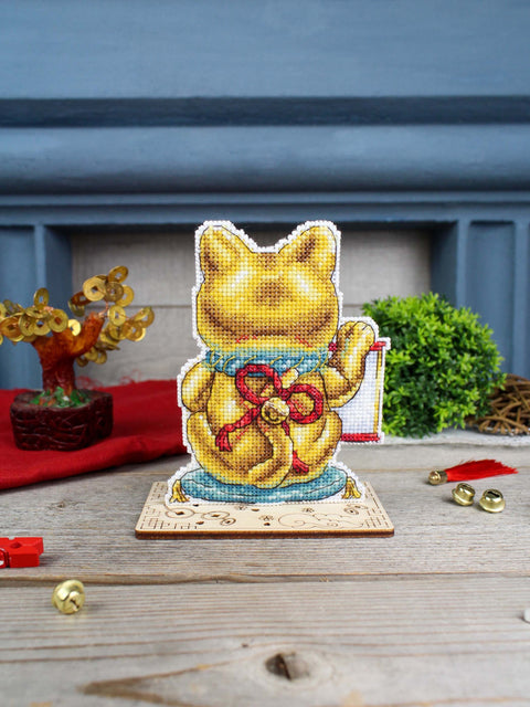 Siuvinėjimo kryželiu rinkinys „Auksinė Maneki-neko katė“ 13 x 10 cm