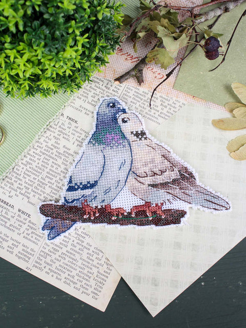 Siuvinėjimo kryželiu rinkinys „Balandžiai“ ant plastikinės kanvos, 10x14 cm paukščių motyvo dekorui