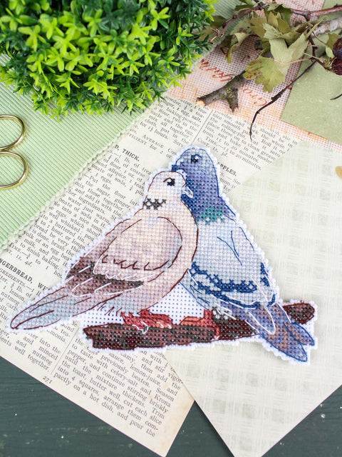 Siuvinėjimo kryželiu rinkinys „Balandžiai“ ant plastikinės kanvos, 10x14 cm paukščių motyvo dekorui